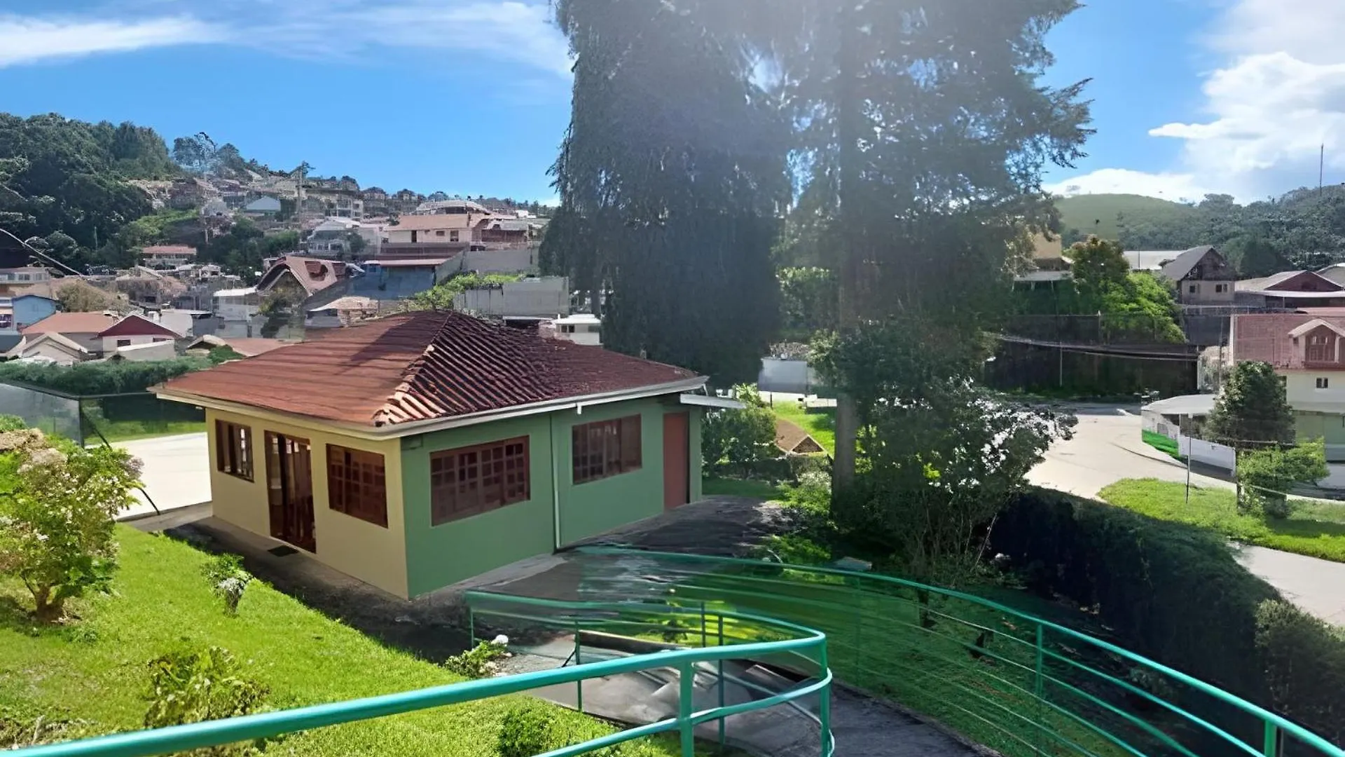 Ape Inteiro| 2Qts| Estacionamento| Wi-Fi 350| Pet Friendly| Ao Lado Do Parque Das Cerejeiras Campos do Jordão